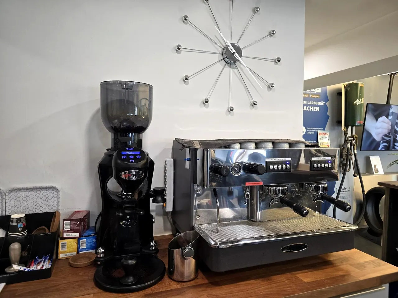 Profi-Siebträger-Espressomaschine mit Mühle in der Kaffee-Ecke