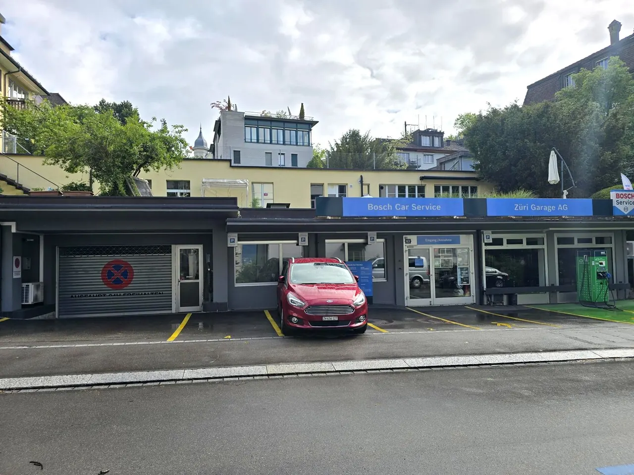 Eingangsbereich Bosch Car Service Züri Garage AG