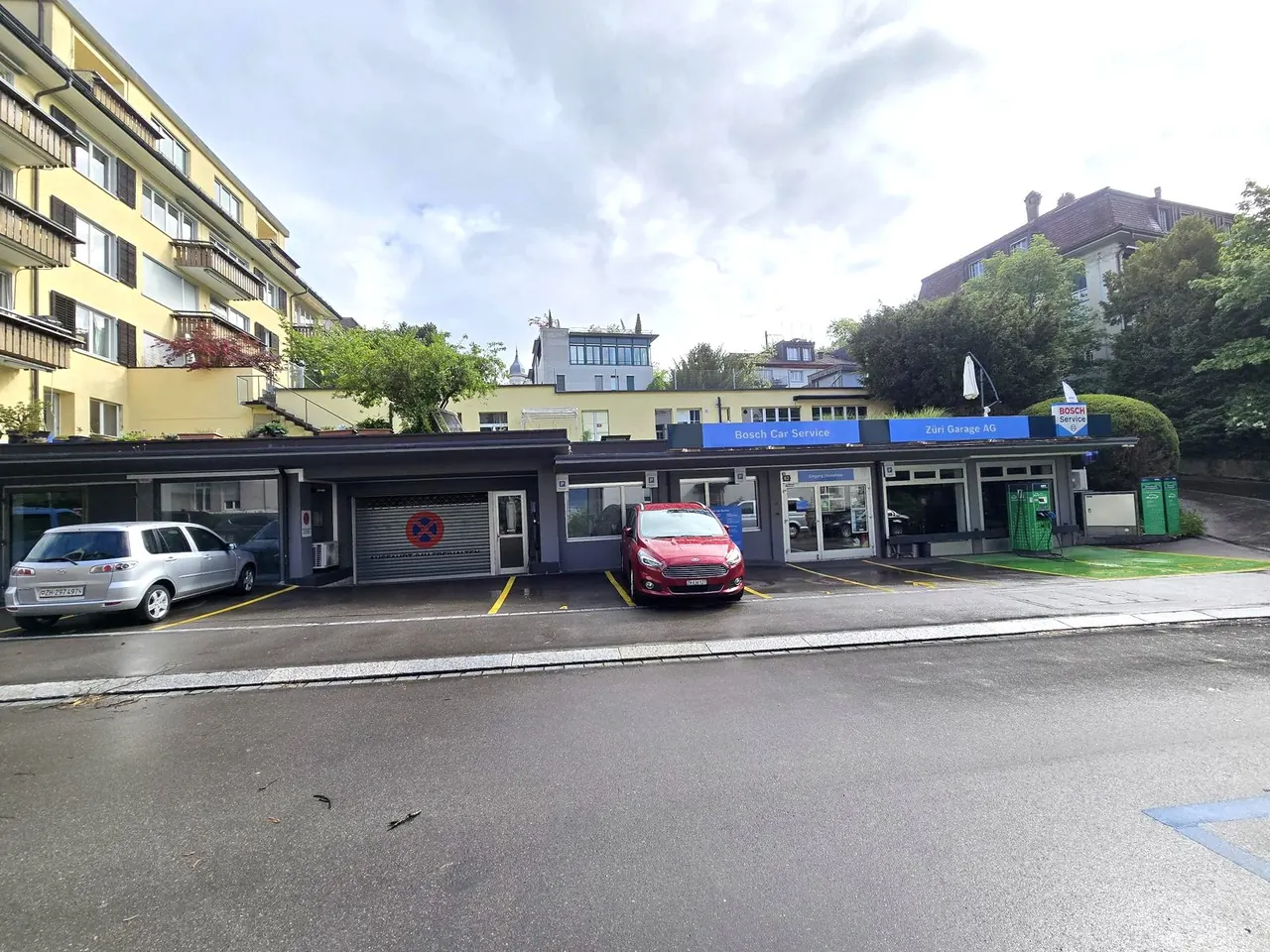 Strassenansicht der Züri Garage AG mit Ladestation